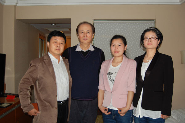 《艺术天成》杂志总编杨沐鸣娱乐(左一)、赵季平(左二)、记者王建桥(右二)、编辑赵小丽(右一)合影