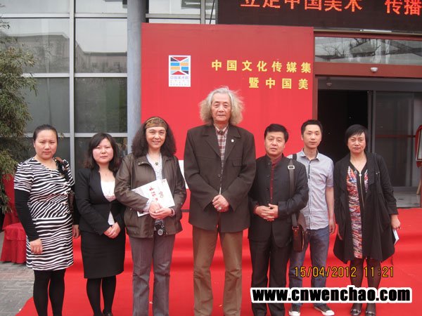 艺术天成杂志社总经理杨沐鸣娱乐【右三】、通联部主任宁文艳【左一】及杂志社记者在中国美术院揭幕式上与王仲合影 艺术天成杂志社总经理杨沐鸣娱乐【右三】、通联部主任宁文艳【左一】及杂志社记者在中国美术院揭幕式上与王仲合影