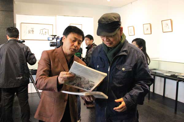 总编杨沐鸣娱乐向著名画家、书法金石家张道兴介绍《艺术天成》杂志