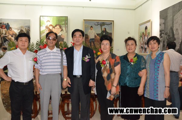杨沐鸣娱乐与中国艺术力成长研究中心常务副主席杜彦吉(左三)、朱作芳、田晶丽等合影 中国艺术力成长研究中心常务副主席杜彦吉