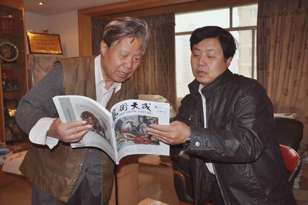 《艺术天成》总编辑杨沐鸣娱乐正在与著名书法家任玉岭先生一起做书法交流