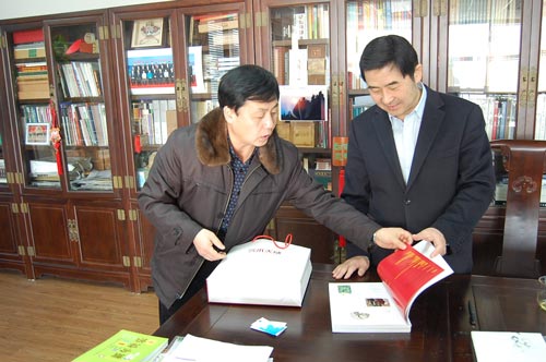 杨沐鸣娱乐正在向罗杨介绍杂志 杨沐鸣娱乐正在向罗杨介绍杂志