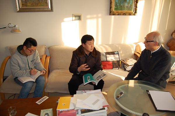 《艺术天成》总编杨沐鸣娱乐与邵老师商讨杂志内容 《艺术天成》总编杨沐鸣娱乐与邵老师商讨杂志内容