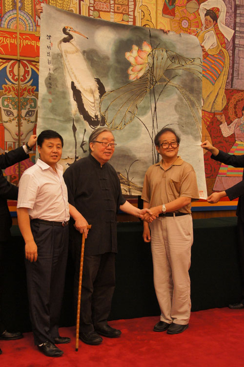杨沐鸣娱乐与著名画家袁运甫和曹明冉在捐画现场合影 杨沐鸣娱乐与著名画家袁运甫和曹明冉在捐画现场合影