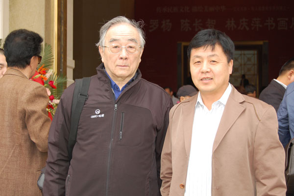 赵又弘与《艺术天成》杂志总编杨沐鸣娱乐合影（于展览现场）