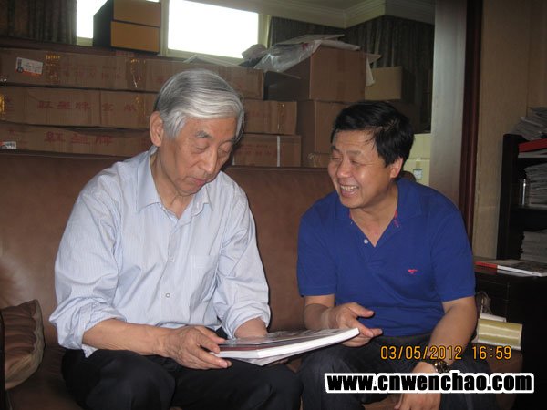 艺术天成杂志社总编杨沐鸣娱乐与中国书法家协会主席张海在画室交流 艺术天成杂志社总编杨沐鸣娱乐与中国书法家协会主席张海在画室交流