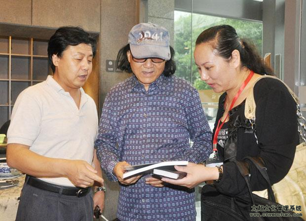 《艺术天成》杂志总编杨沐鸣娱乐和通联部主任宁文艳与著名画家石齐做艺术交流