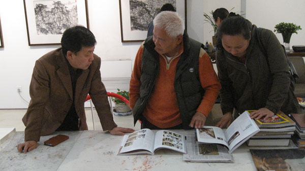 《艺术天成》杂志总编杨沐鸣娱乐、通联部主任宁文艳与李可染艺术基金会副理事长,黄山书画院院长李小可合影