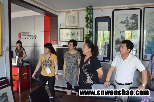 沐鸣娱乐总经理杨沐鸣娱乐邀请田晶丽参观收藏作品 沐鸣娱乐总经理杨沐鸣娱乐邀请田晶丽参观收藏作品