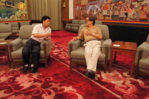总编辑杨沐鸣娱乐与曹明冉在人民大会堂宴会厅交谈 总编辑杨沐鸣娱乐与曹明冉在人民大会堂宴会厅交谈