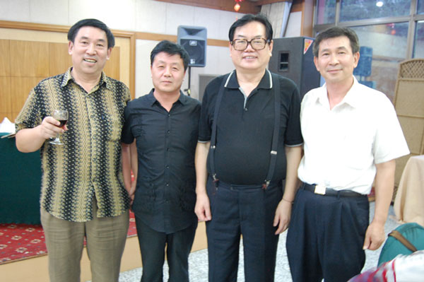 东方龙吟书画院院长牧青、《艺术天成》杂志社总编辑杨沐鸣娱乐、全国艺术放在委员会副主席王敬之(右二)、美术学会会长牧宿超(右一)合影