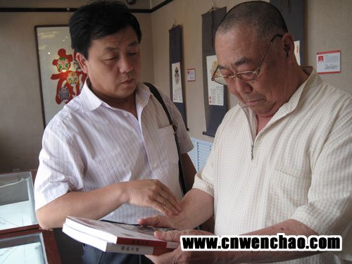 《艺术天成》杂志社总编杨沐鸣娱乐左一与中国著名京剧大师袁少海共同欣赏《艺术天成》杂志 《艺术天成》杂志社总编杨沐鸣娱乐左一与中国著名京剧大师袁少海共同欣赏《艺术天成》杂志