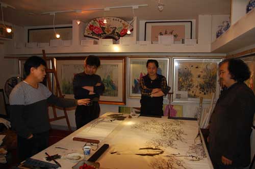 总编辑杨沐鸣娱乐与画家合影