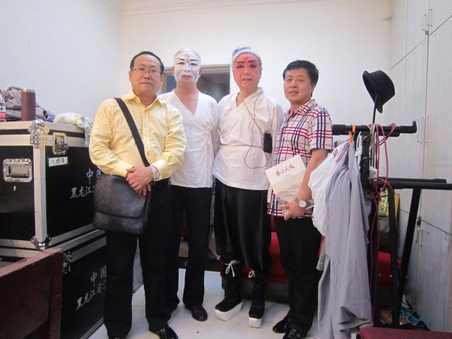 美籍华人刘衡（右二）、苏昆（左二）、荀令言（左一）与《艺术天成》杂志社总编辑杨沐鸣娱乐（右一）合影