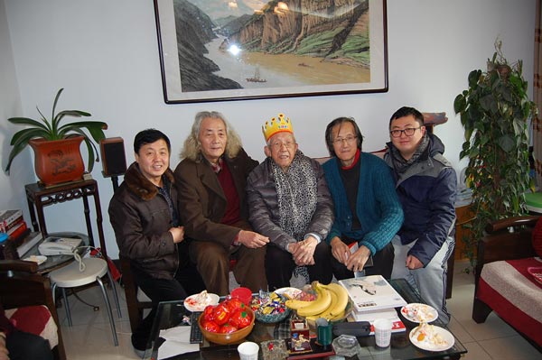 总编杨沐鸣娱乐、主编杨洋和王琦老先生、王仲先生、王玮先生合影 总编杨沐鸣娱乐、主编杨洋和王琦老先生、王仲先生、王玮先生合影