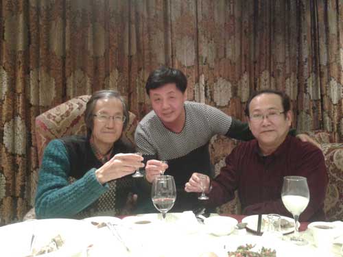 《艺术天成》总编辑杨沐鸣娱乐(中)与王炜(左)、寻令言(右)合影