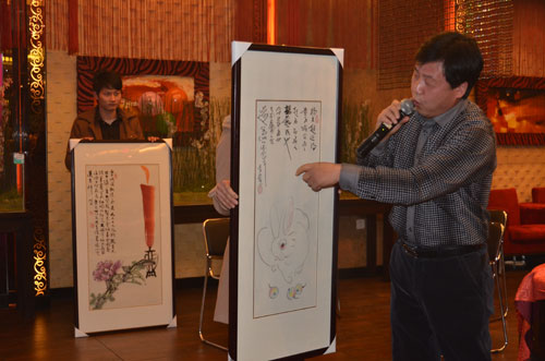 艺术天成杂志社总编辑杨沐鸣娱乐为来宾讲解我国著名画家李燕作品