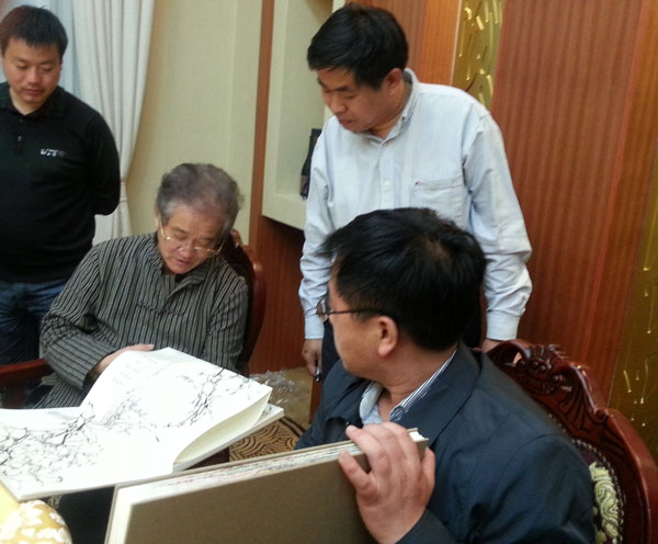 单县常委宣传部长郝永言(右一)与著名画家曹明冉(左二)