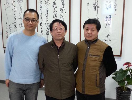 张家口市美协主席钱宗飞(中)与《艺术天成》总编辑杨沐鸣娱乐(右)、策划部经理高伟(左)合影