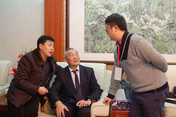 艺术天成总编杨沐鸣娱乐、主编杨洋与艺术家徐庆平先生合影 艺术天成总编杨沐鸣娱乐、主编杨洋与艺术家徐庆平先生合影