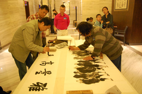 李洪智(左)、李恒才(右)现场作画