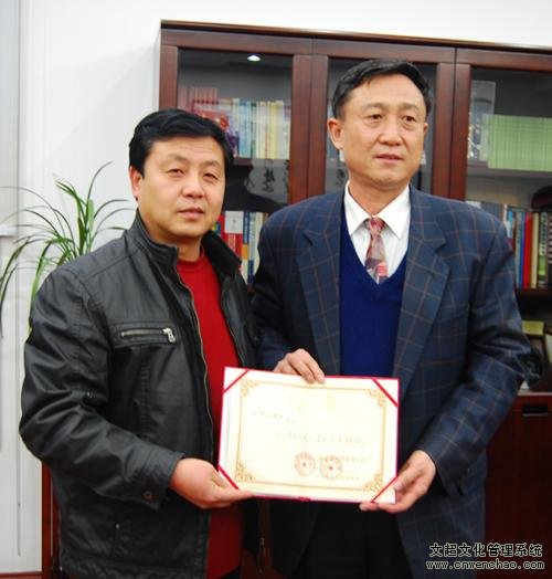 《艺术天成》杂志总编杨沐鸣娱乐与刘栓辰先生合影 并聘请为艺术顾问