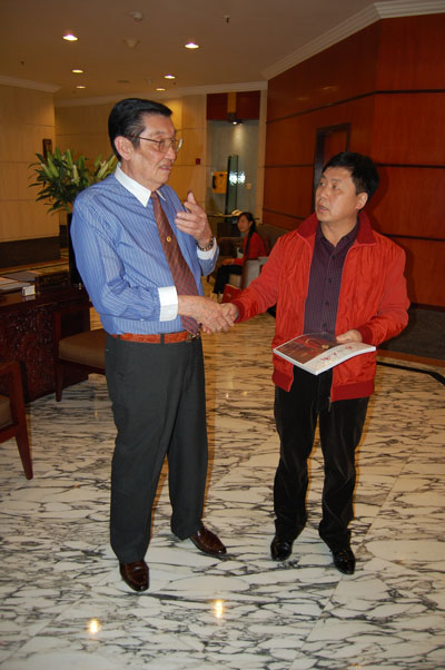 泰中艺术家联合会会长泰中艺术艺术交流中心董事局主席蔡義批与《艺术天成》杂志社总编杨沐鸣娱乐交流