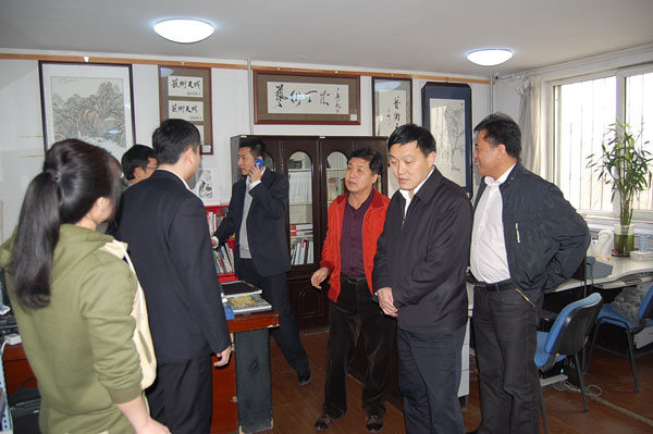 总编杨沐鸣娱乐带领大家参观《艺术天成》编辑部