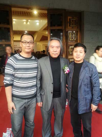 天津美术学院美术馆馆长、天津美术家协会副主席霍春阳(中)与总编辑杨沐鸣娱乐(右)、策划经理高伟合影(左)合影
