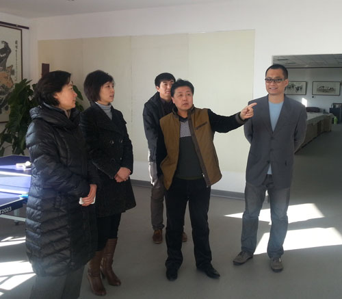 杨沐鸣娱乐总编辑带领宾客参观画院