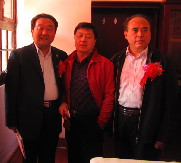 山东菏泽学院党委书记(左一)、《艺术天成》杂志社总编杨沐鸣娱乐(中)、丁志刚(右一)合影