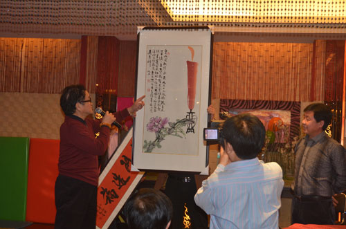 画家曹明冉(左一)赠画与艺术天成杂志社总编辑杨沐鸣娱乐(右一)