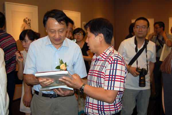 著名艺术家王明明与《艺术天成》杂志社总编辑杨沐鸣娱乐合影