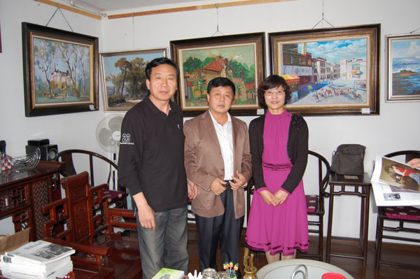 著名书法家张殷实(左一)与《艺术天成》总编杨沐鸣娱乐(中间)合影