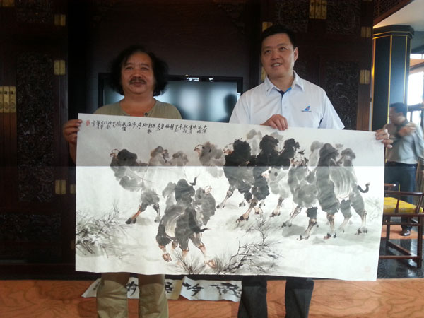 著名国画家李恒才现场绘画赠送作品于南航领导