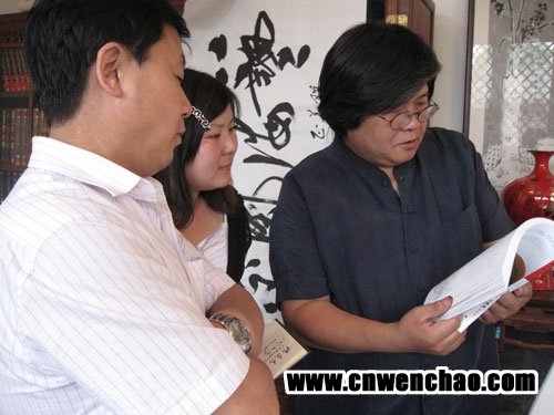 杨沐鸣娱乐与画家杨信共同欣赏《艺术天成》杂志 杨沐鸣娱乐与画家杨信共同欣赏《艺术天成》杂志
