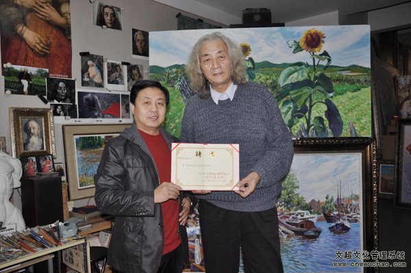 艺术天成杂志总编辑杨沐鸣娱乐走访著名美术家王仲工作室并聘请为学