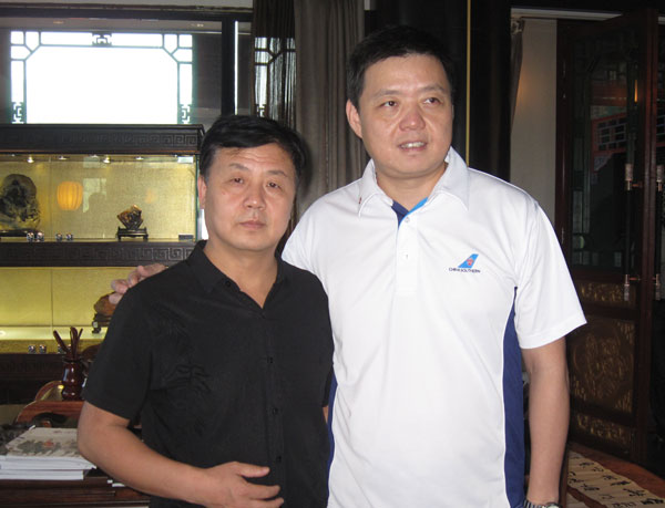 南方航空总经理助理兼地面配合保障部总经理李军与杨沐鸣娱乐合影