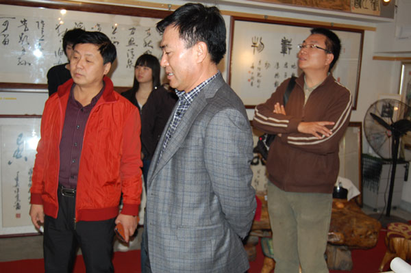 总编辑杨沐鸣娱乐陪同中基华领导参观大C画廊