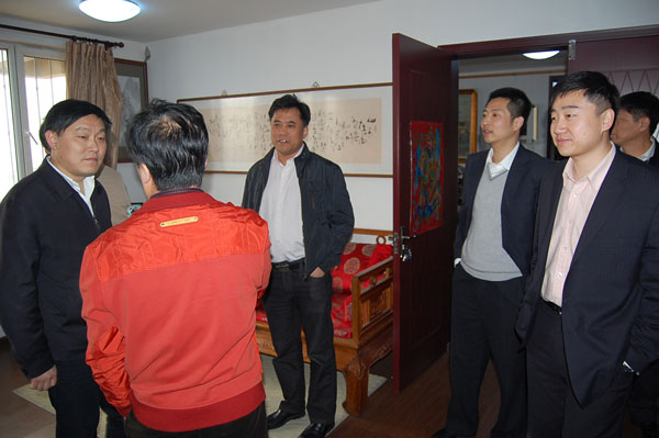 总编杨沐鸣娱乐带领大家参观公司