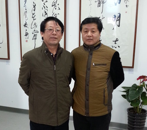 张家口市美协主席钱宗飞(左)与《艺术天成》总编辑杨沐鸣娱乐(右)合影