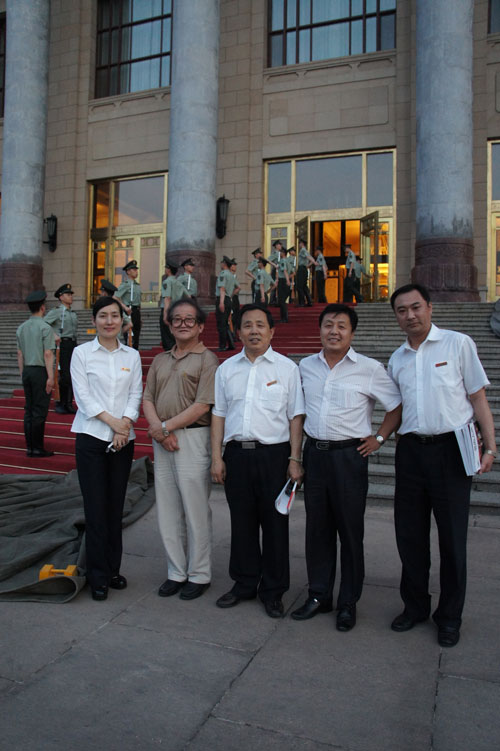 《艺术天成》总编辑杨沐鸣娱乐与著名画家曹明冉和人民大会堂管理局办公室副主任龙叶凤及李景祥在人民大会堂门前合影 《艺术天成》总编辑杨沐鸣娱乐与著名画家曹明冉和人民大会堂管理局办公室副主任龙叶凤及李景祥在人民大会堂门前合影