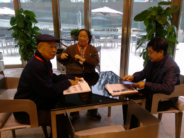 海军政治部创作室专职画家张道兴、人民美术出版社副编审、《中国书画》副主编刘龙庭与《艺术天成》杂志社总编辑杨沐鸣娱乐合影