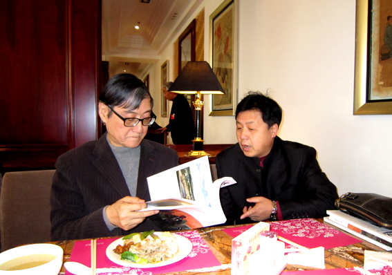 中央美院院长潘公凯与艺术天成总编辑杨沐鸣娱乐交谈