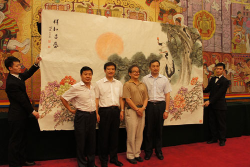 杨沐鸣娱乐与著名画家曹明冉及人民大会堂管理局局长刘水生等人在捐画现场合影 杨沐鸣娱乐与著名画家曹明冉及人民大会堂管理局局长刘水生等人在捐画现场合影