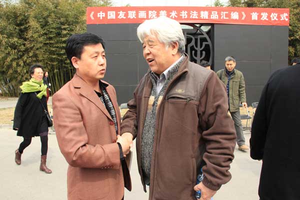 《艺术天成》总编杨沐鸣娱乐与国家一级美术师马振声亲切交谈