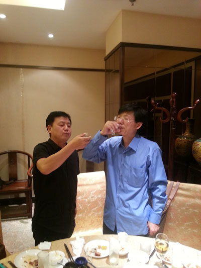 上海刘海粟美术馆研究员徐镕与《艺术天成》总编辑杨沐鸣娱乐举杯