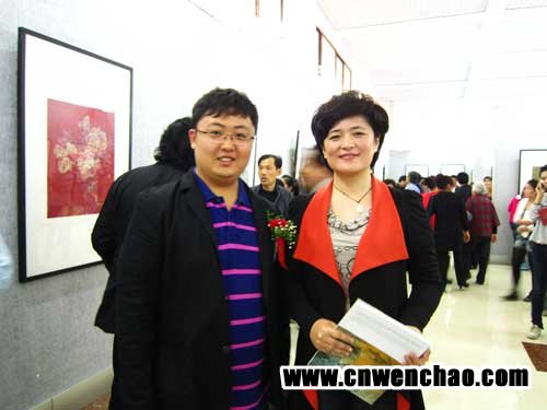 菏泽市文联主席尹慧萍(右)与《艺术天成》主编杨洋合影 菏泽市文联主席尹慧萍(右)与《艺术天成》主编杨洋合影