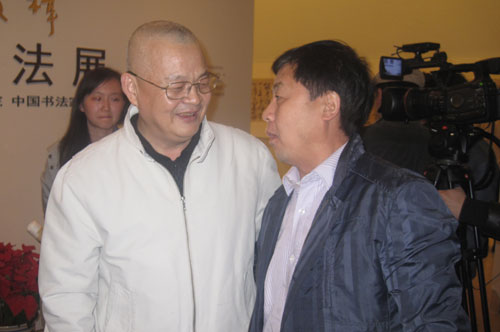 画展主人《美术观察》主编、中国书法家协会理事与《艺术天成》总编辑杨沐鸣娱乐合影