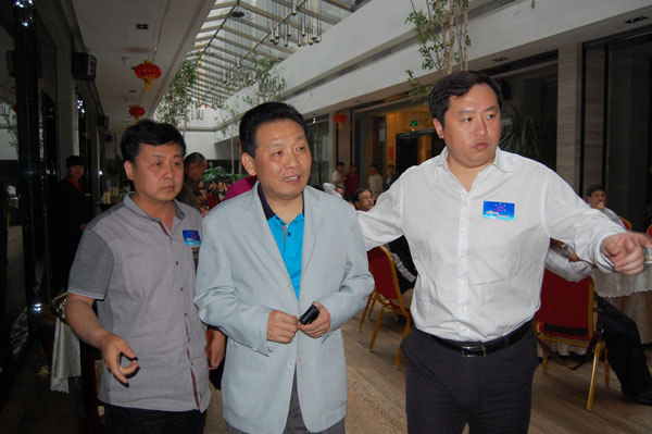《艺术天成》总编杨沐鸣娱乐(左)、著名艺术家吴欢(中)、首届信贷界中国股市民间高手大赛冠军路雷(右)